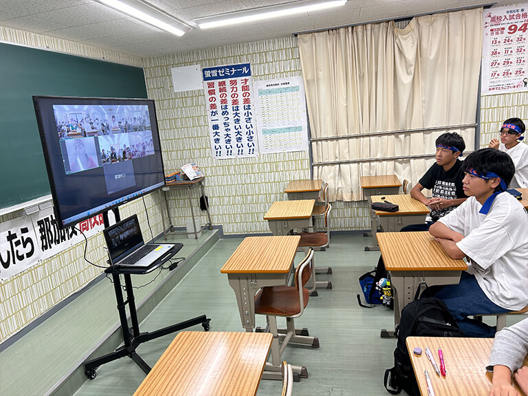 閉校式での場面