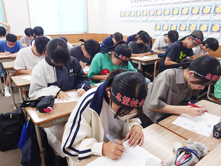 解いている姿