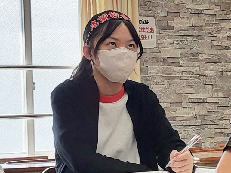 解説を聞いている前向きの姿