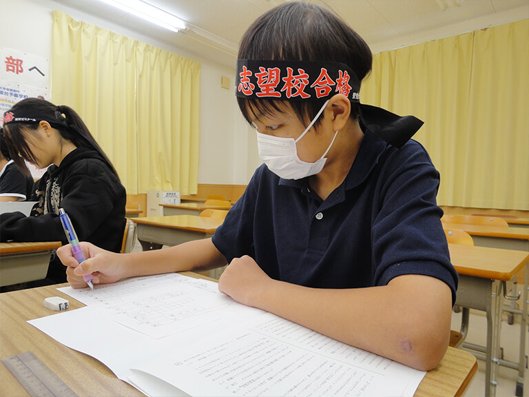 解いている姿
