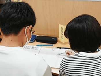 各務原の塾で個別指導中の生徒と先生の写真