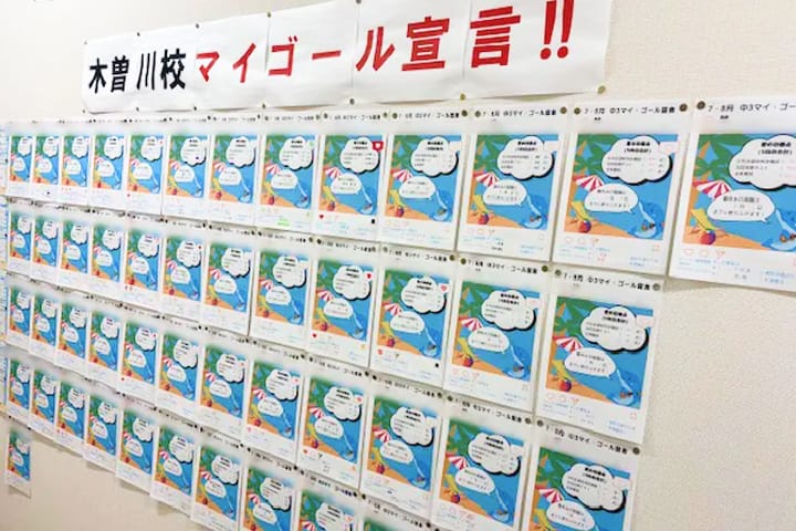 講師がタブレットを見せながら生徒に学習内容を説明している様子。