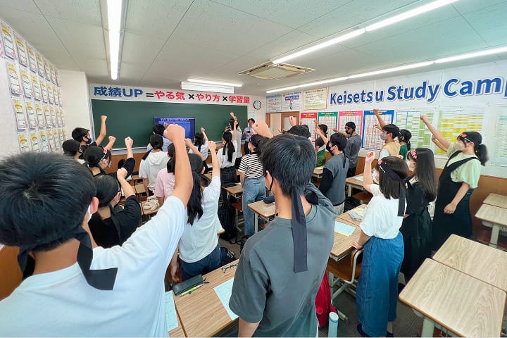 教室で講師が生徒の学習を見守りながら指導している様子。