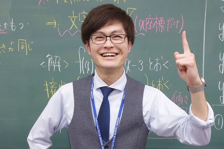 生徒が机に向かって集中して学習している様子。